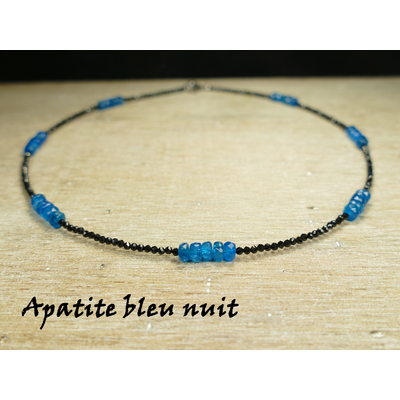 Collier de perles de pierres précieuses en cristal - France
