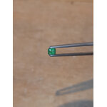 natural tsavorite garnet 0.29ct in octogon checkerboard Tsavorite naturel en damier rectangle