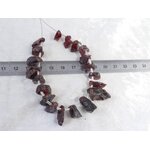 Perle de grenat rouge violet brut naturel