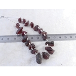 Perle de grenat rouge violet brut naturel
