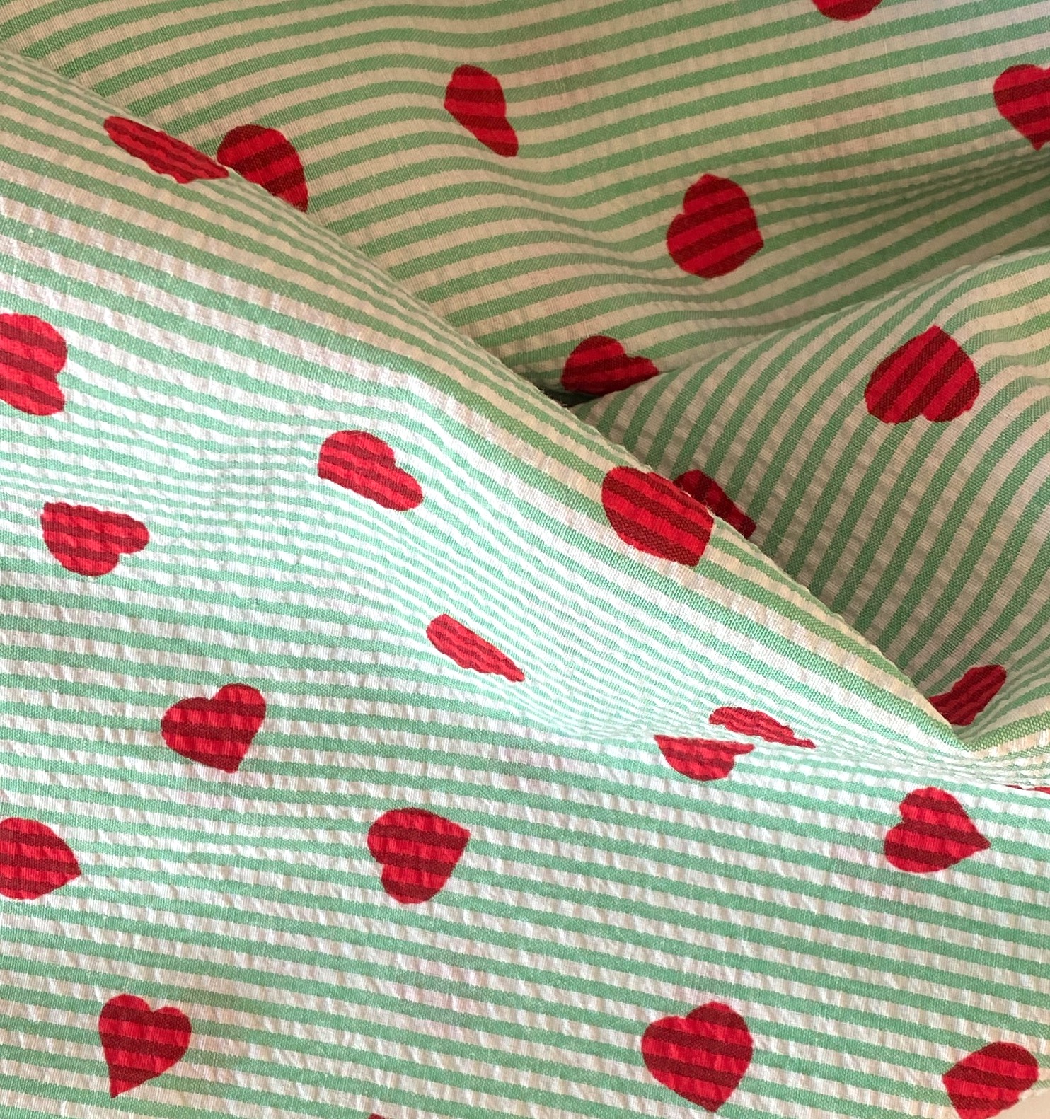 Tissu seersucker coloris vert coeur coeur rouge 20 x 140 cm