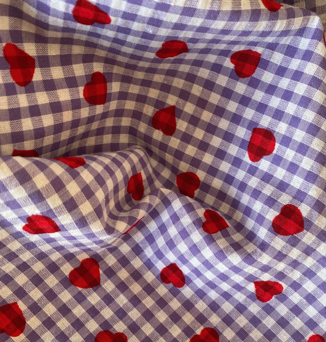 Tissu vichy seersucker coloris violet coeur coeur rouge 20 x 140 cm