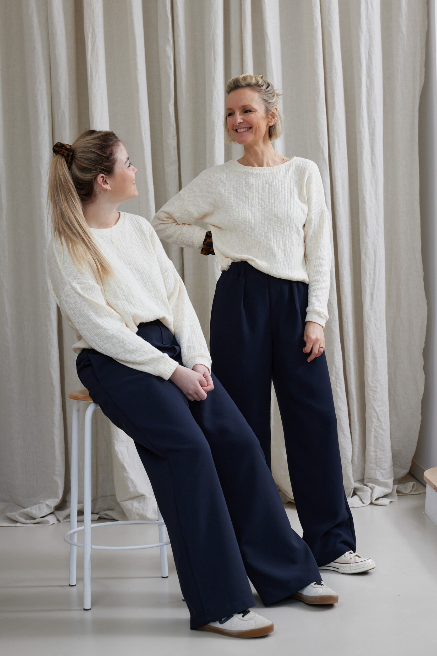 tshirt-parfait-tricot-ecru-berger-bouclettes-de-laine-marine-et-pantalon-cocotailleur-crepe-marine-33-scaled