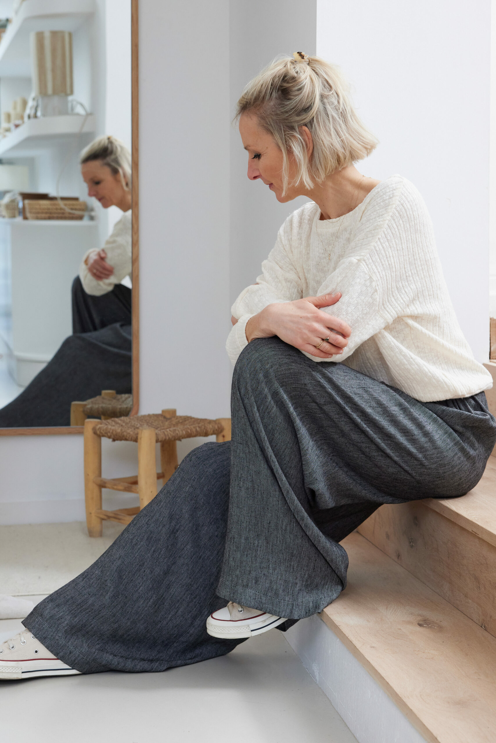 tshirt-parfait-tricot-ecru-et-pantalon-wide-twill-viscose-noir-chine-13-scaled