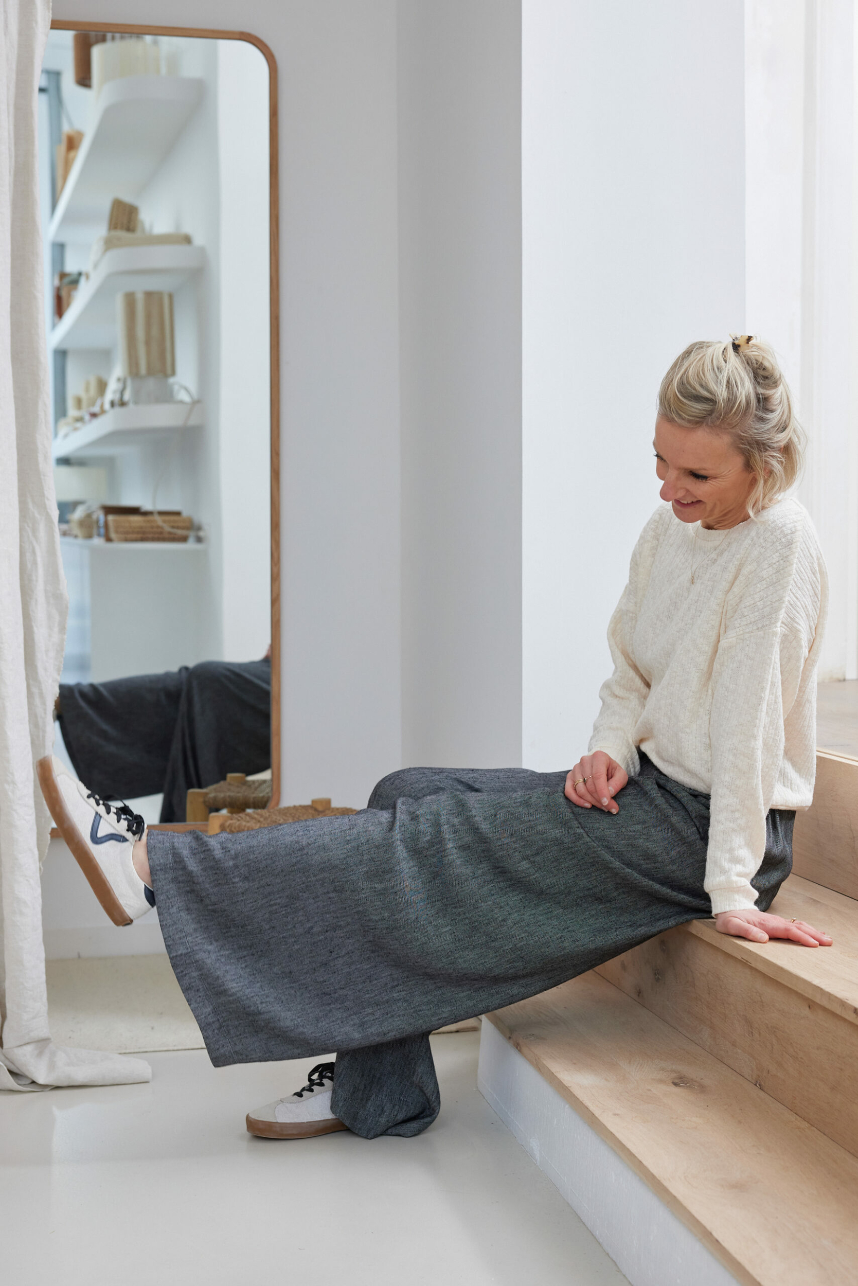 tshirt-parfait-tricot-ecru-et-pantalon-wide-twill-viscose-noir-chine-26-scaled