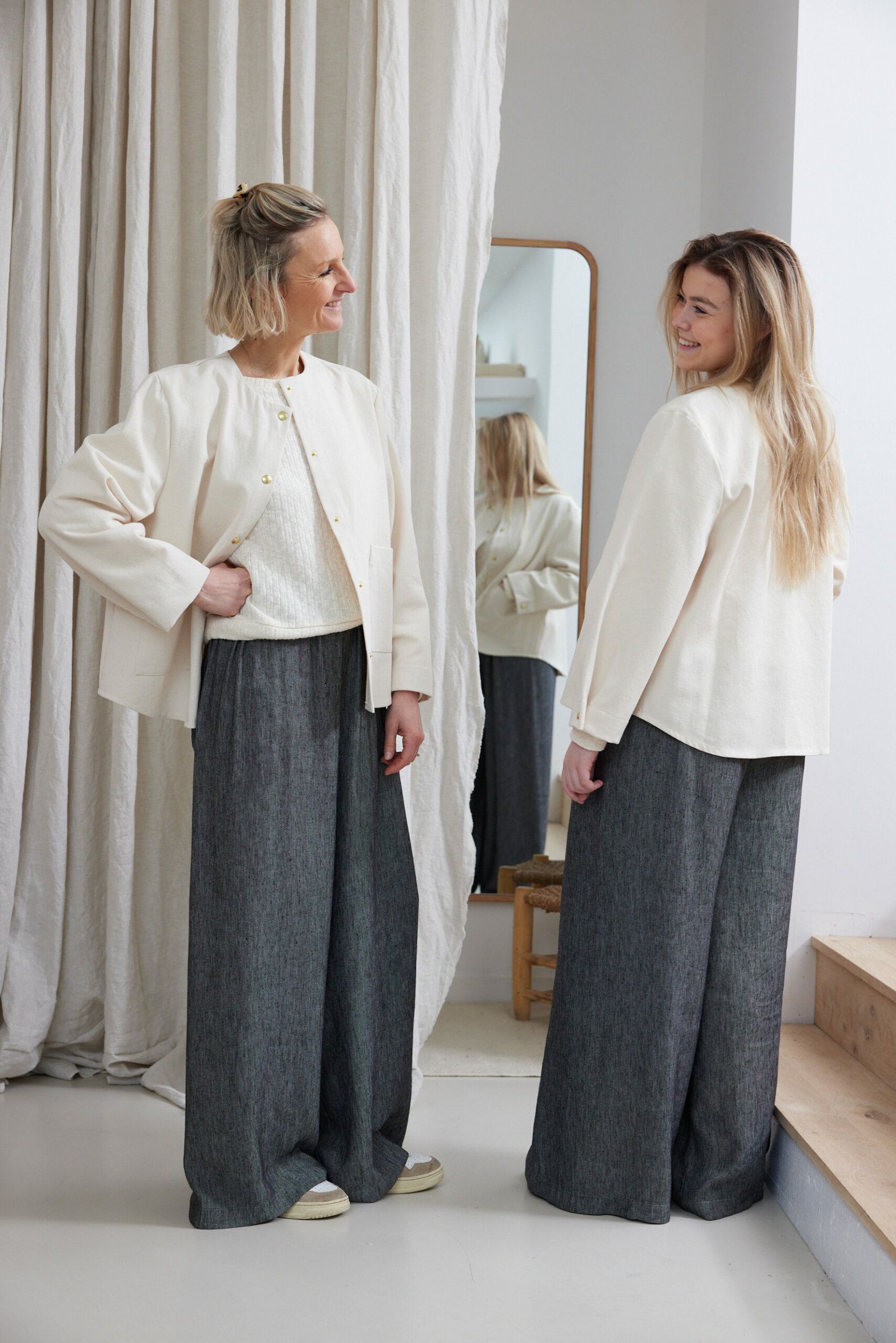 tshirt-parfait-tricot-ecru-pantalon-wide-twill-viscose-noir-chine-et-surchemise-work-gabardine-ecru-15-scaled