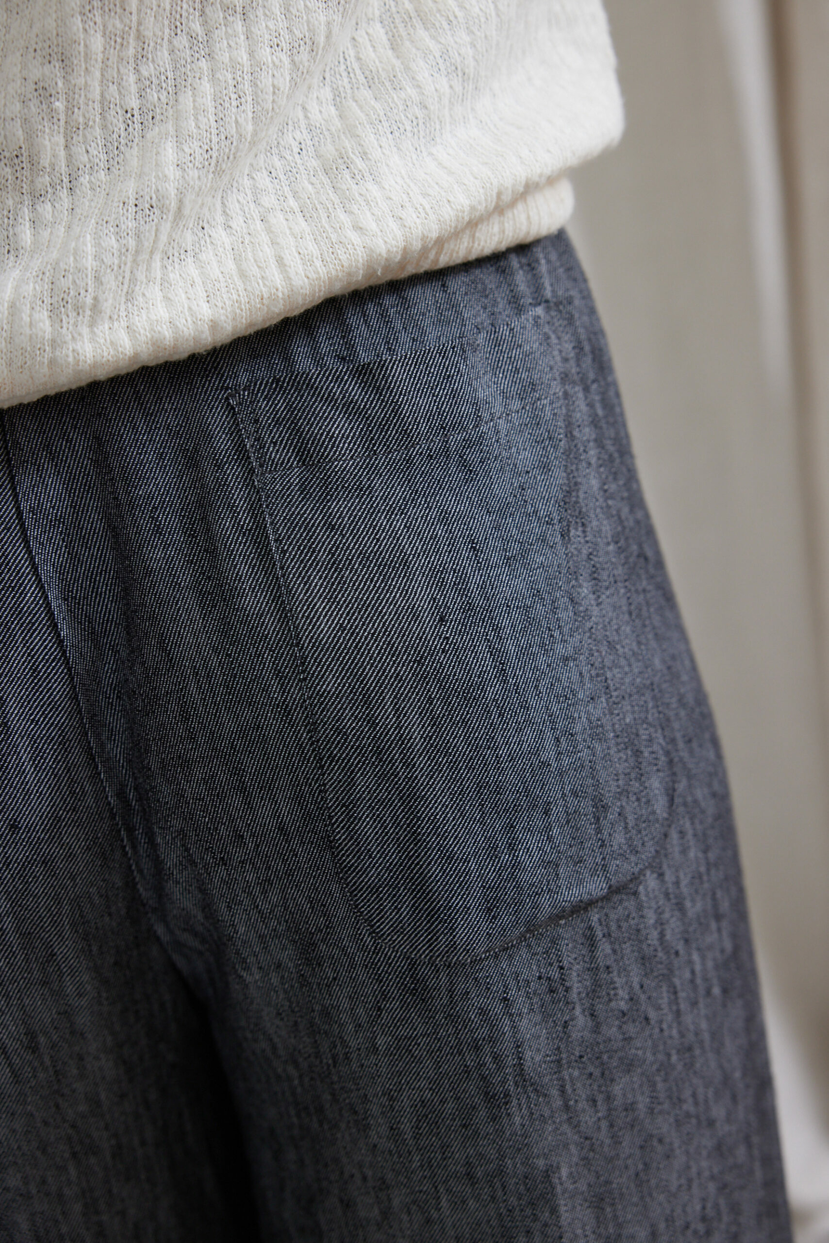 tshirt-parfait-tricot-ecru-et-pantalon-wide-twill-viscose-noir-chine-34-scaled