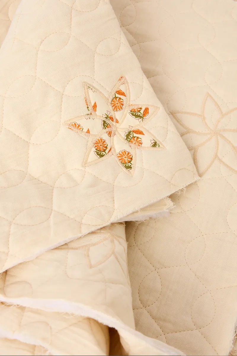 matelassé brodé beige
