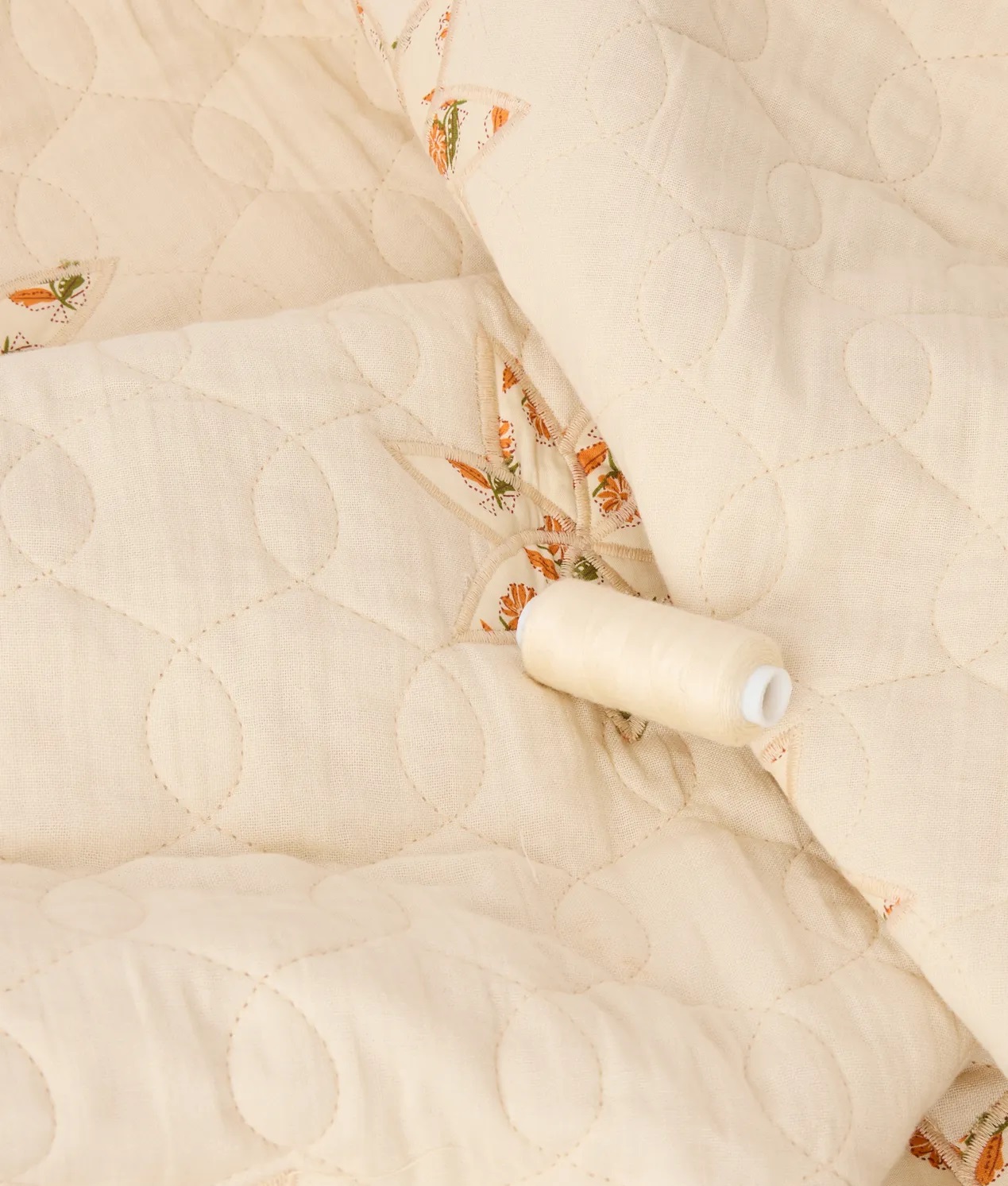matelassé brodé beige 2
