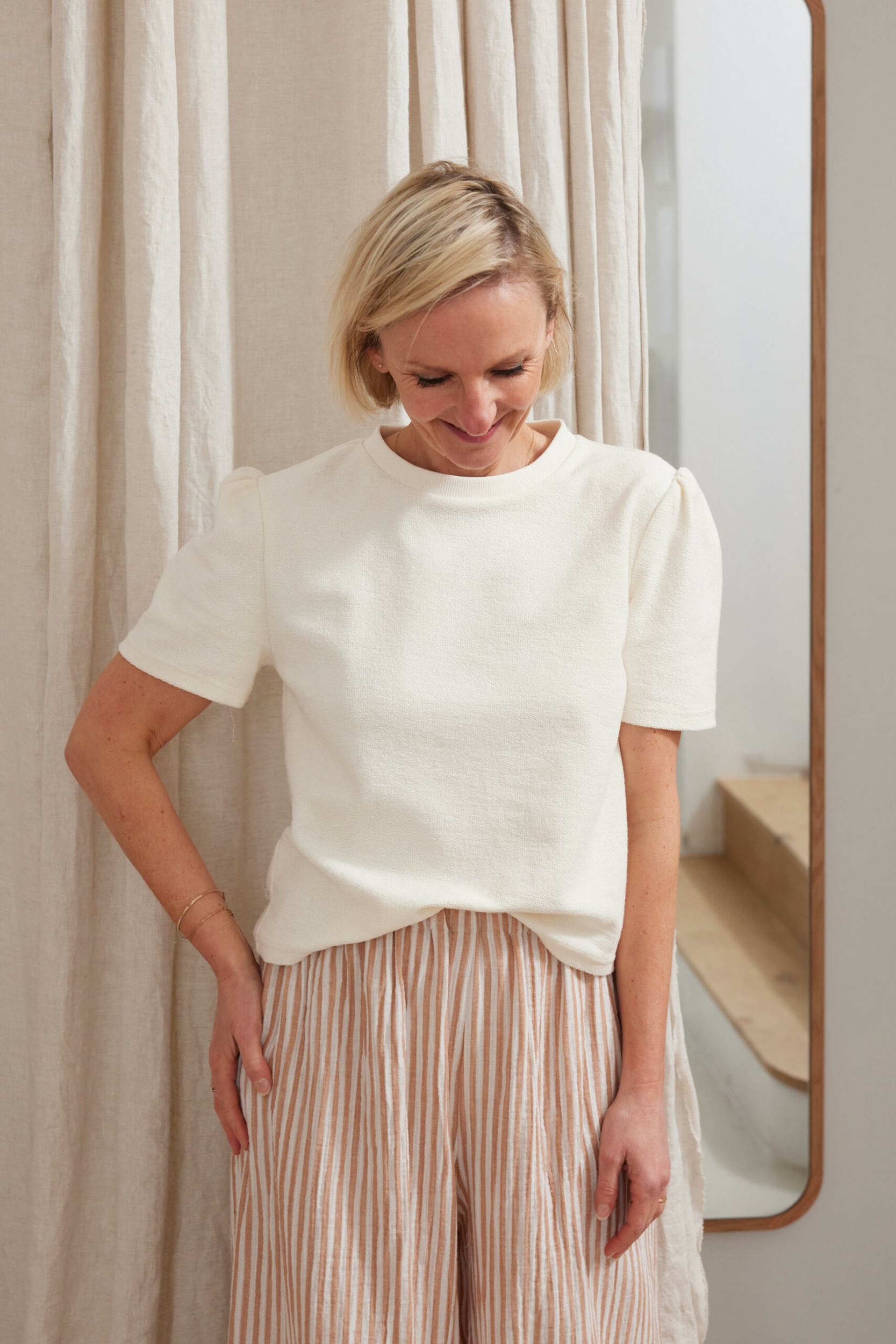 wide-en-gaze-rayee-et-TS-celeste-en-molleton-bouclette-ecru-3-scaled