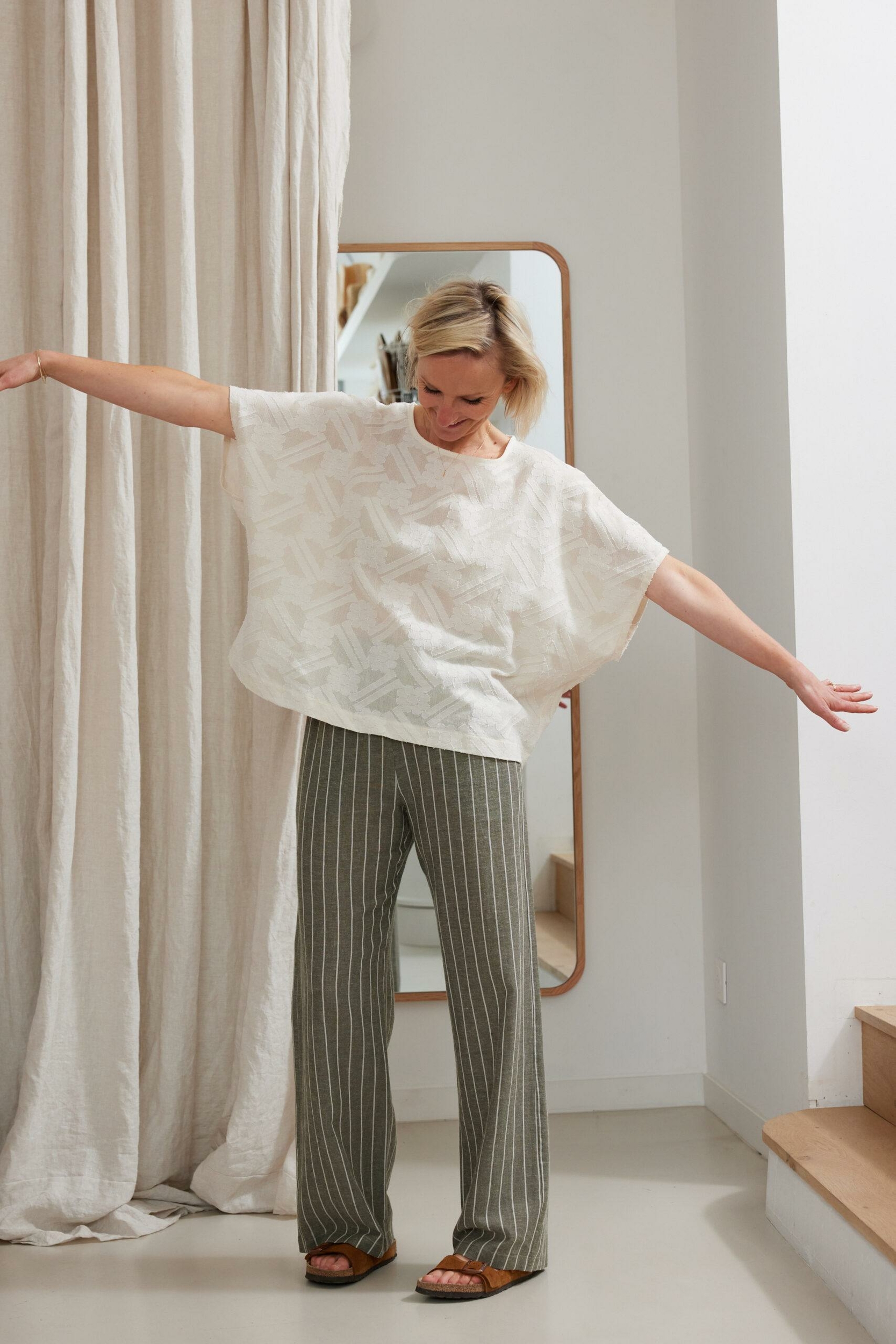 bobo-en-coton-raye-kaki-et-blouse-alba-en-jacquard-ecru-4-scaled