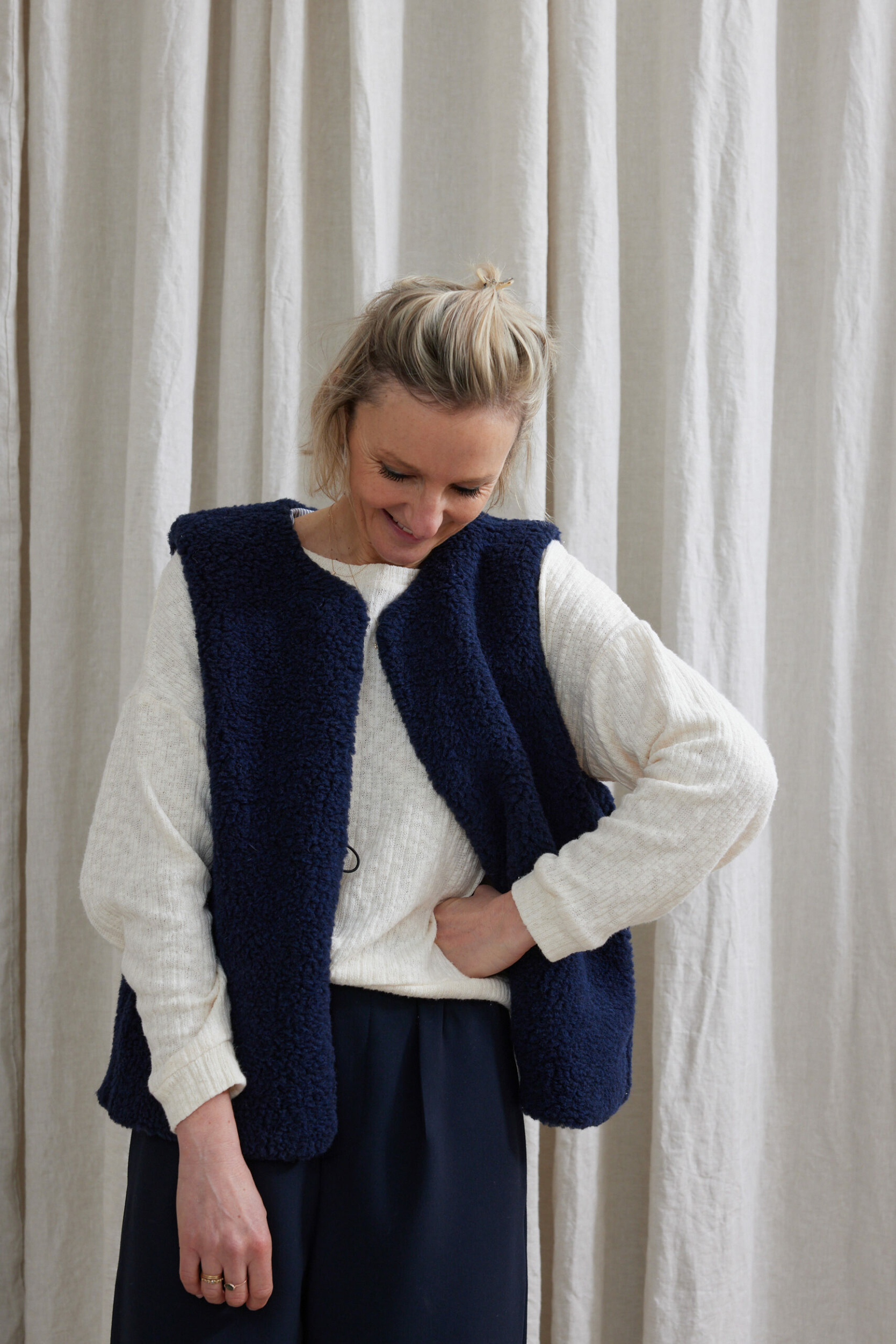 tshirt-parfait-tricot-ecru-berger-bouclettes-de-laine-marine-et-pantalon-cocotailleur-crepe-marine-50-scaled