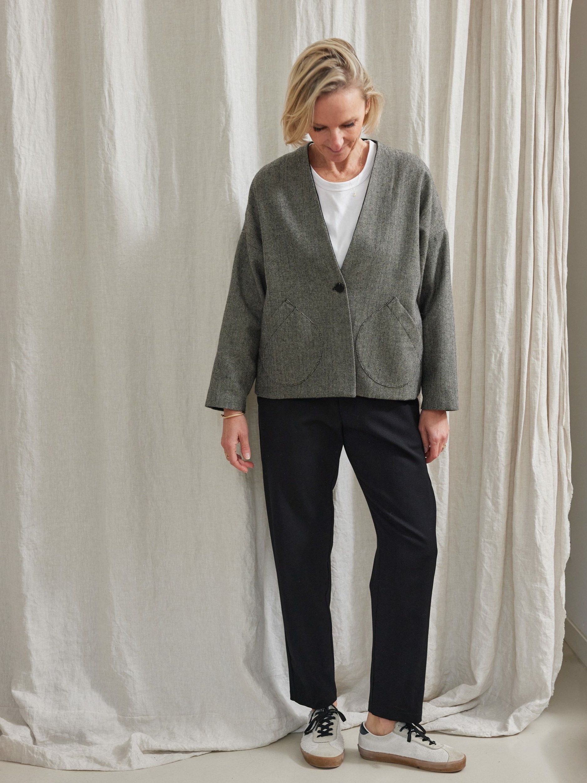 veste-epure-manches-longues-chevron-noir-et-blanc-et-pantalon-mom-en-supra-100-laine-noire-maison-essentielle-7-scaled
