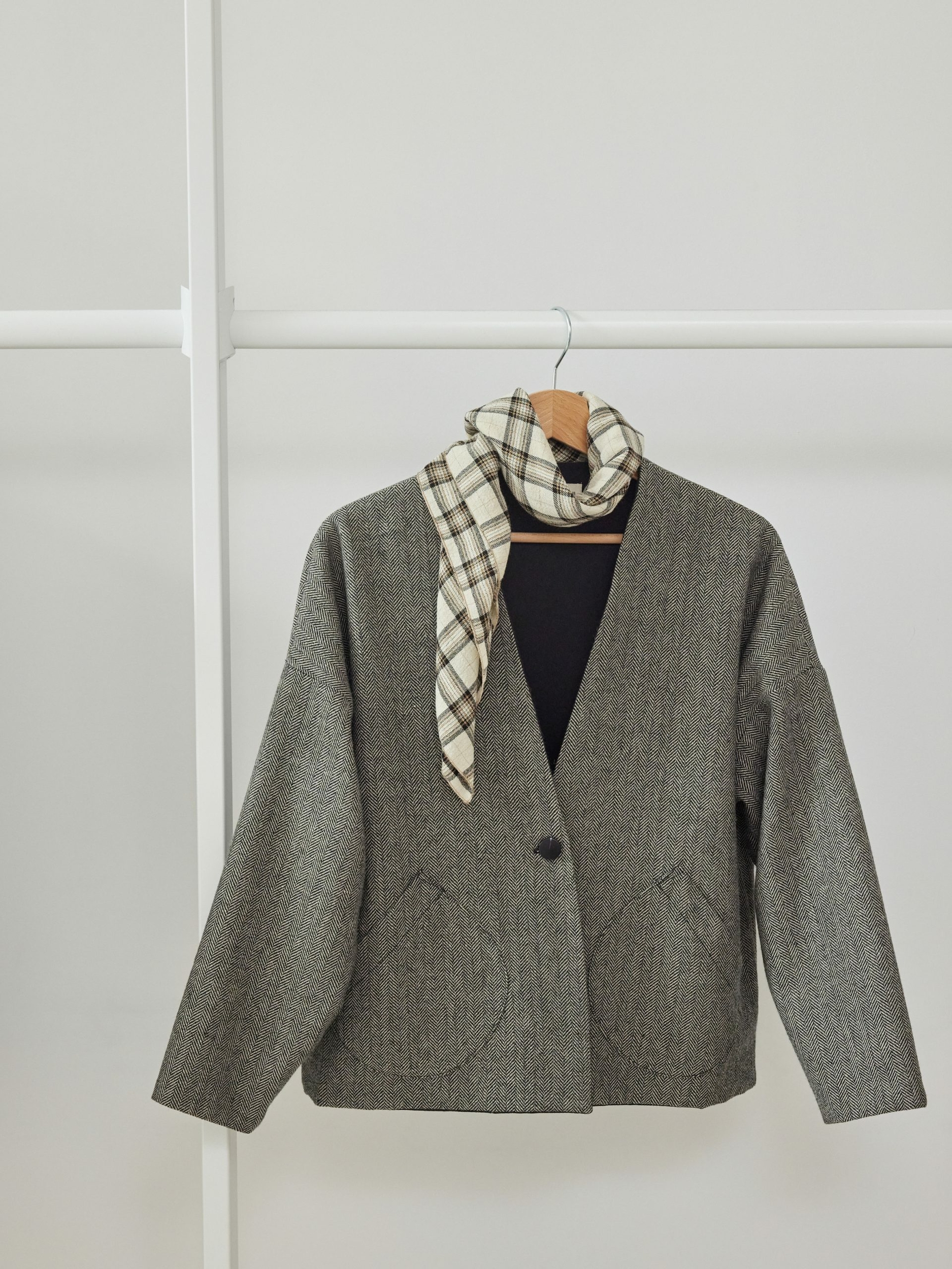 veste-epure-manches-longues-chevron-en-laine-maison-essentielle-et-foulard-carreaux-scaled