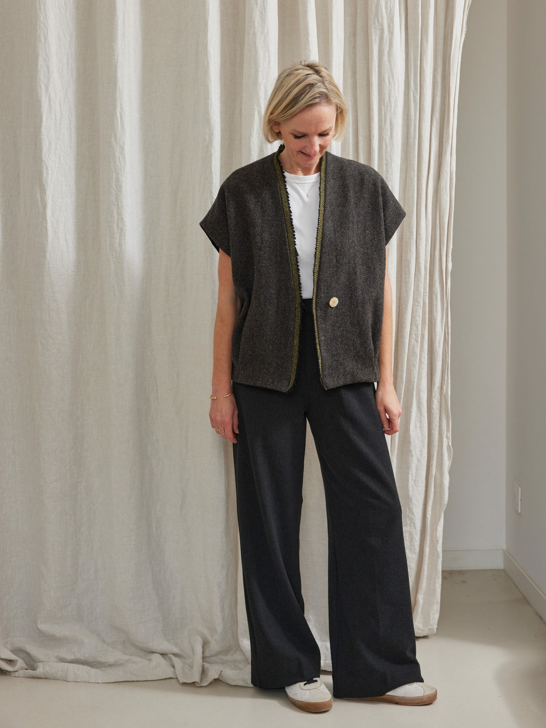 veste-epure-sans-manche-laiage-chevron-et-coco-charbon-maison-essentielle-1-scaled