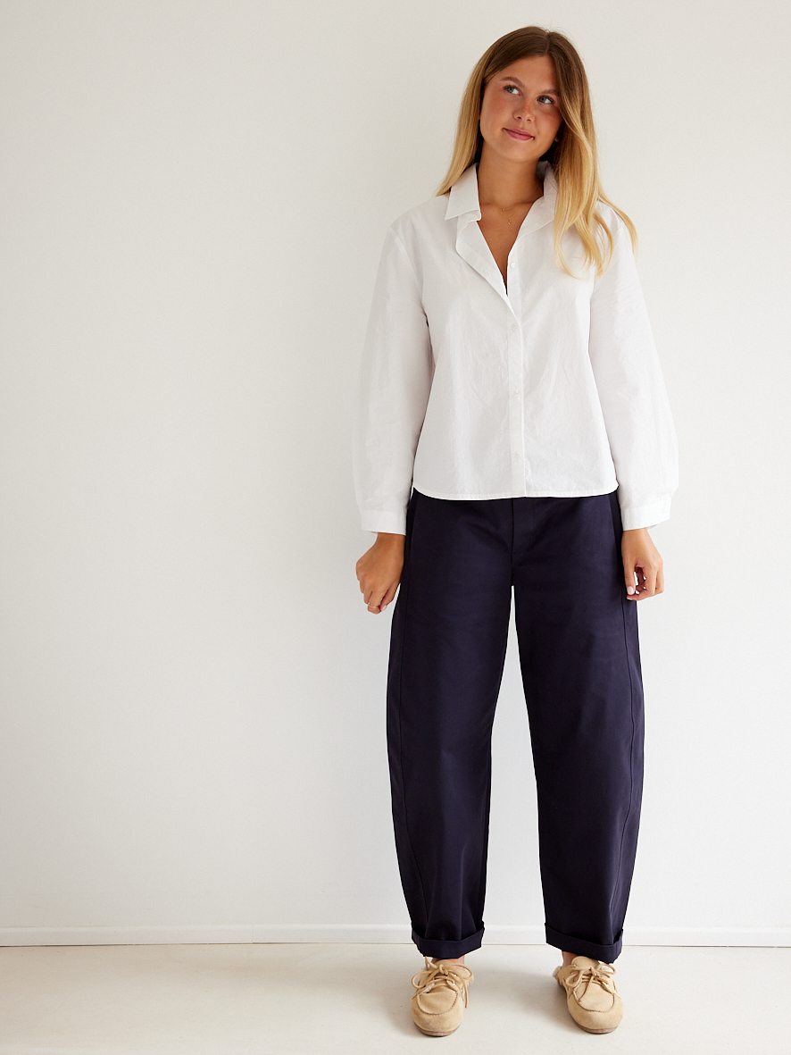 chemise-work-popeline-blanche-oekotex-et-pantalon-barell-coton-marine-P