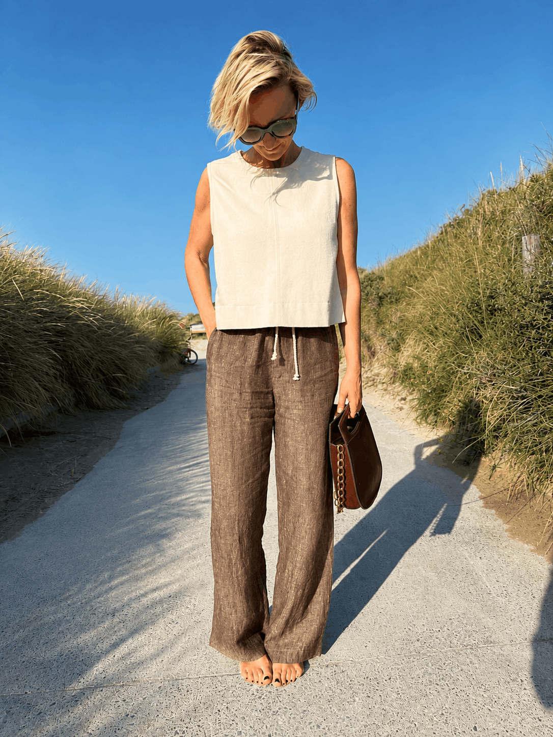 top-simone-en-gabardine-ecru-et-bobo-en-chambray-lin-marron