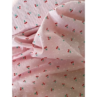 Tissu plumetis imprimé petites cerises fond rose clair 20 x 140 cm