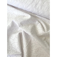 Broderie anglaise coeurs coloris blanc 20 x 130 cm