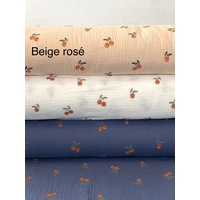 Tissu double gaze de coton cerises fond beige rosé 20 x 135 cm