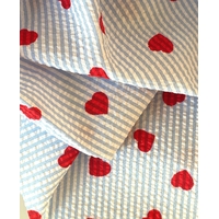 Tissu seersucker coloris azur coeur coeur rouge 20 x 140 cm