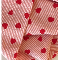Tissu seersucker coloris bubblegum coeur coeur rouge 20 x 140 cm