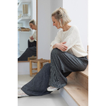 tshirt-parfait-tricot-ecru-et-pantalon-wide-twill-viscose-noir-chine-13-scaled