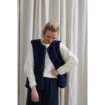 tshirt-parfait-tricot-ecru-berger-bouclettes-de-laine-marine-et-pantalon-cocotailleur-crepe-marine-50-scaled