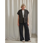 veste-epure-sans-manche-laiage-chevron-et-coco-charbon-maison-essentielle-1-scaled
