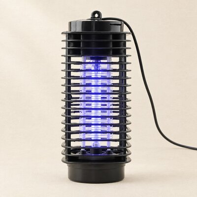 Lampe tueuse de moustiques électrique noire, tube UV bleu allumé derrière la grille