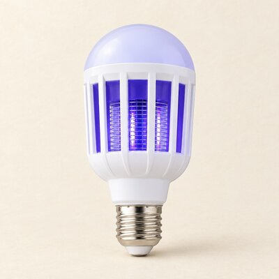 Ampoule LED anti-moustiques blanche, cœur violet derrière sa grille, culot à vis