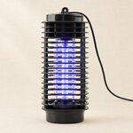 Lampe tueuse de moustiques électrique noire, tube UV bleu allumé derrière la grille
