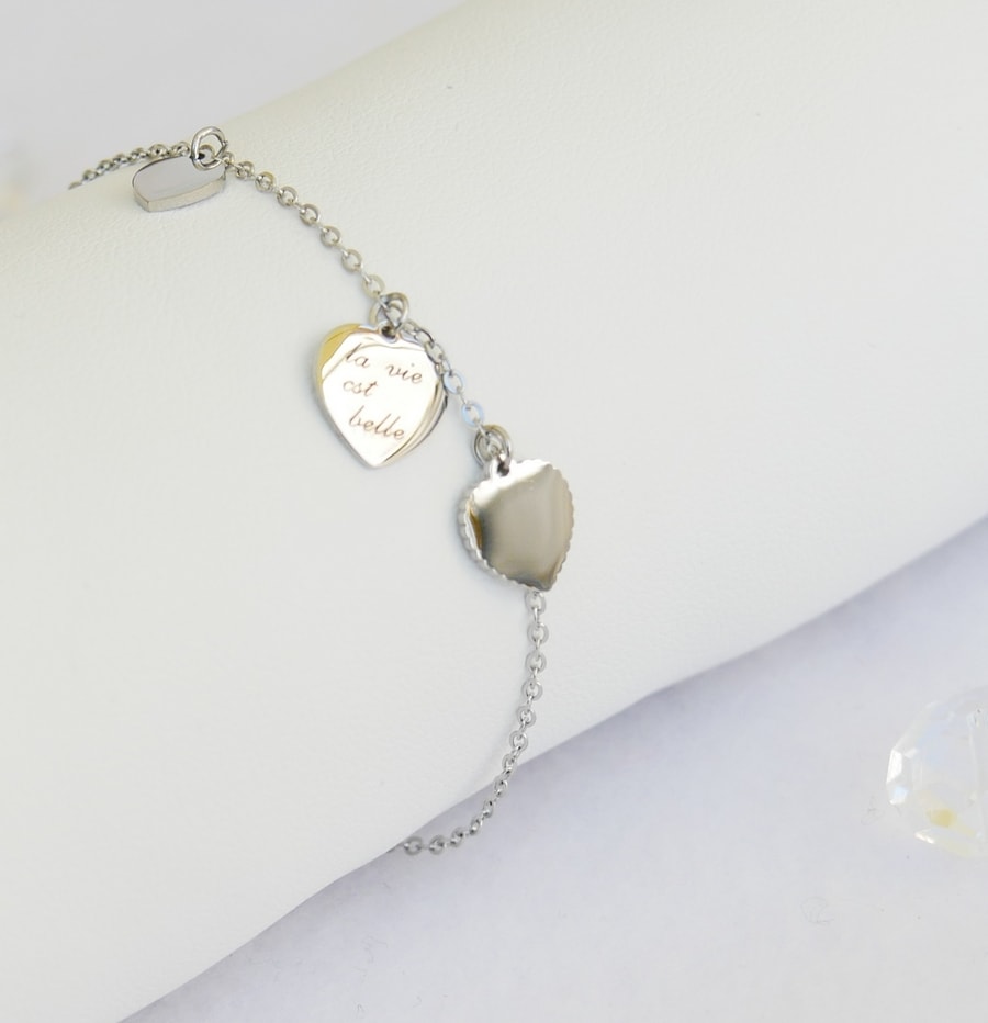 Bracelet minimaliste gravé 3 cœurs - LA VIE EST BELLE - Finition Or ou Argent - Ajustable - 15 cm + 3 cm - Fin - Ikita Paris