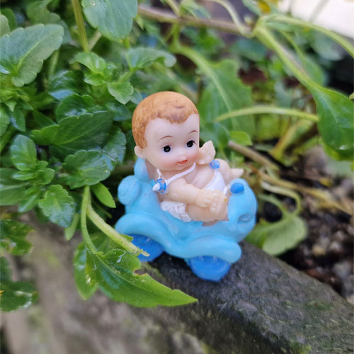 bebe-en-voiture-miniature-figurine-bapteme-naissance-2