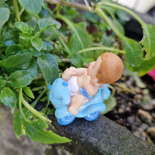 bebe-en-voiture-miniature-figurine-bapteme-naissance-3