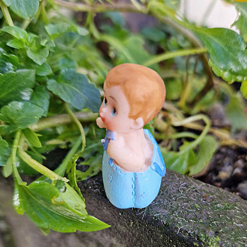 bebe-dans-sac-a-main-garcon-figurine-miniature
