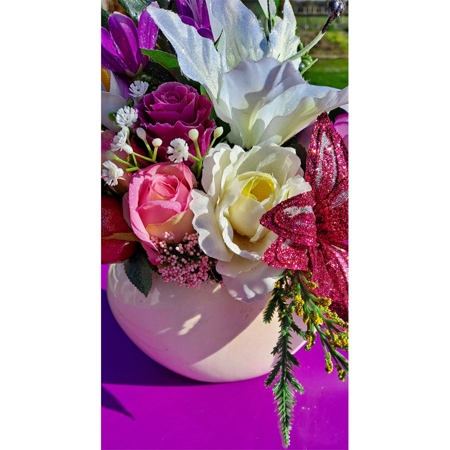 compostion-florale-artificielle-coeur-tons-rose-et-blanc