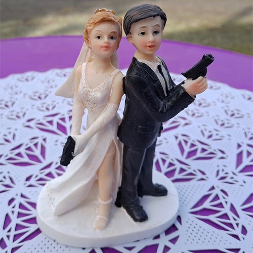 Couple humour revolvers figurine decoration gateau mariage piece montee