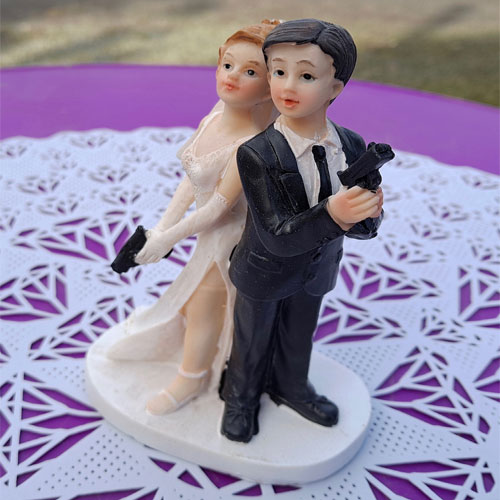 mariage-figurine-decoration-gateau-humour-revolver-2