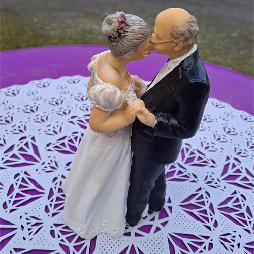 humour-age-mur-senior--figurine-decoration-gateau-mariage-piece-montee-2