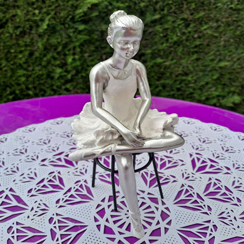 Danseuse ballerine sur chaise figurine bapteme communion dragées
