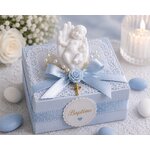 figurine bebe dans une main pour bapteme naissance