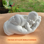 bebe-dans-main-allonge-figurine-bapteme-naissance