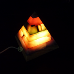 lampe en onyx pyramide