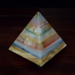 lampe en pierre naturelle pyramide