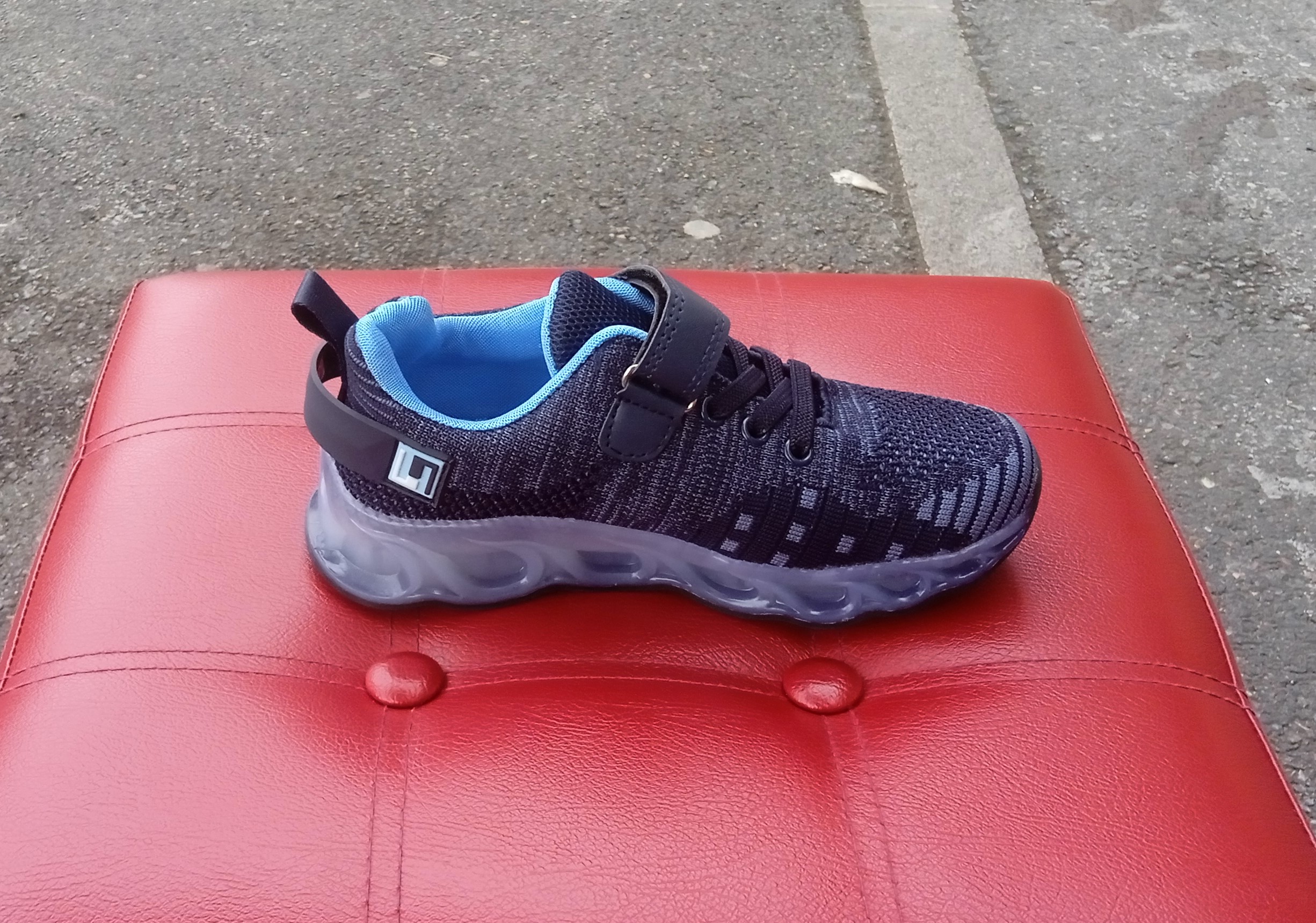 Basket noire et bleu avec semelles translucide.jpg 2