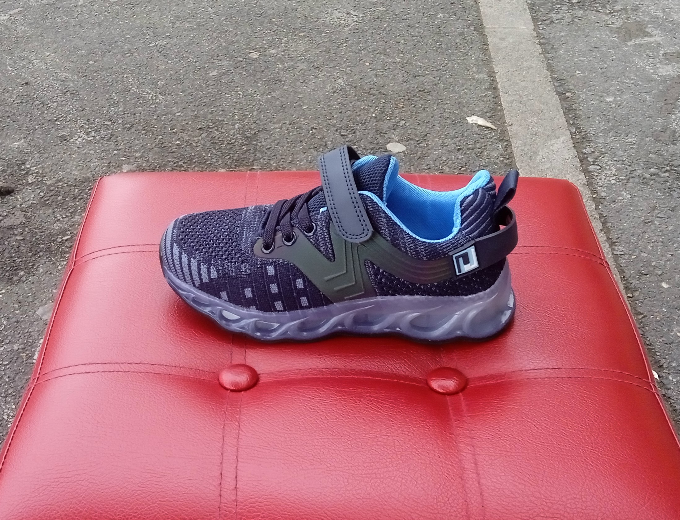 Basket noire et bleu avec semelles translucide