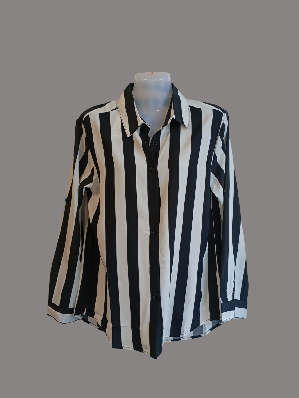 CHEMISE RAYURES VERTICALES BLANCHES ET NOIRES 2-Photoroom