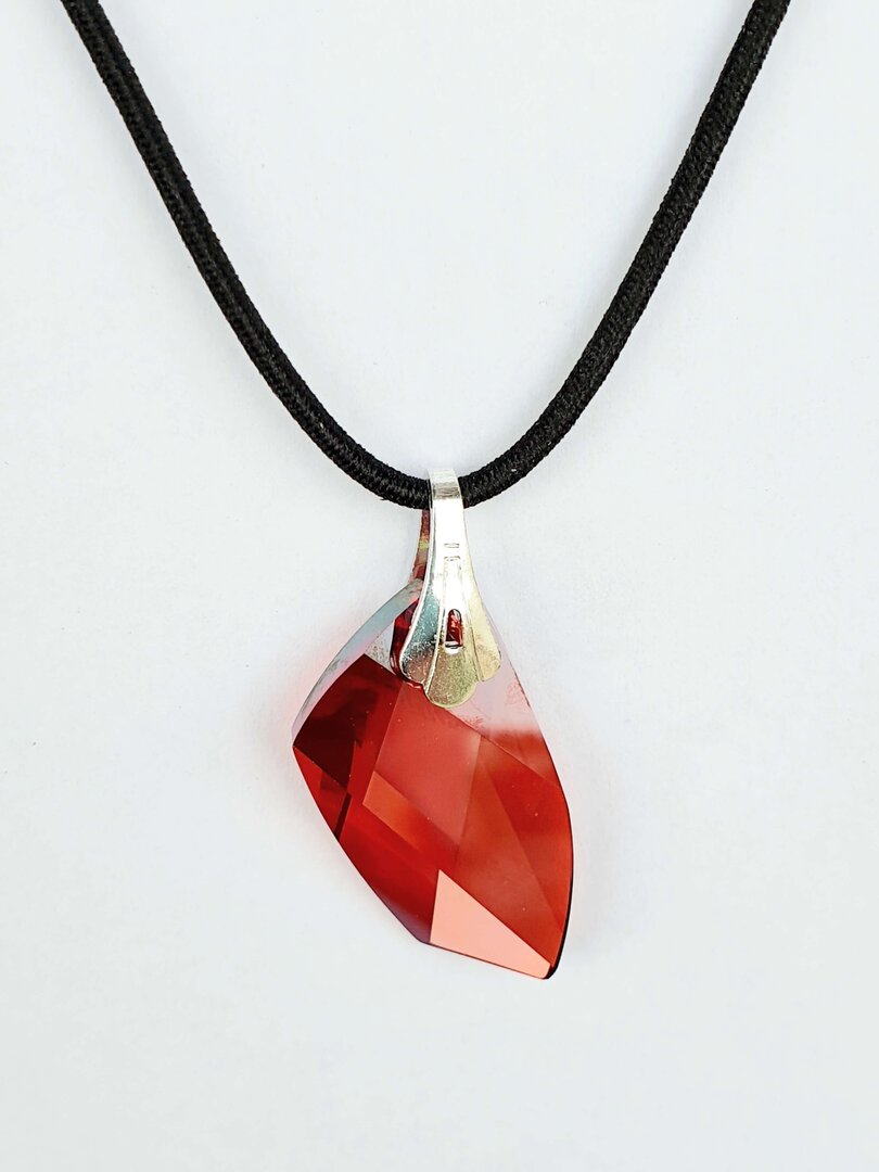 Collier En Fil Nylon Avec Pendentif Carré En Cristal Rose - Marque Le Monde En Parfum - Occasion