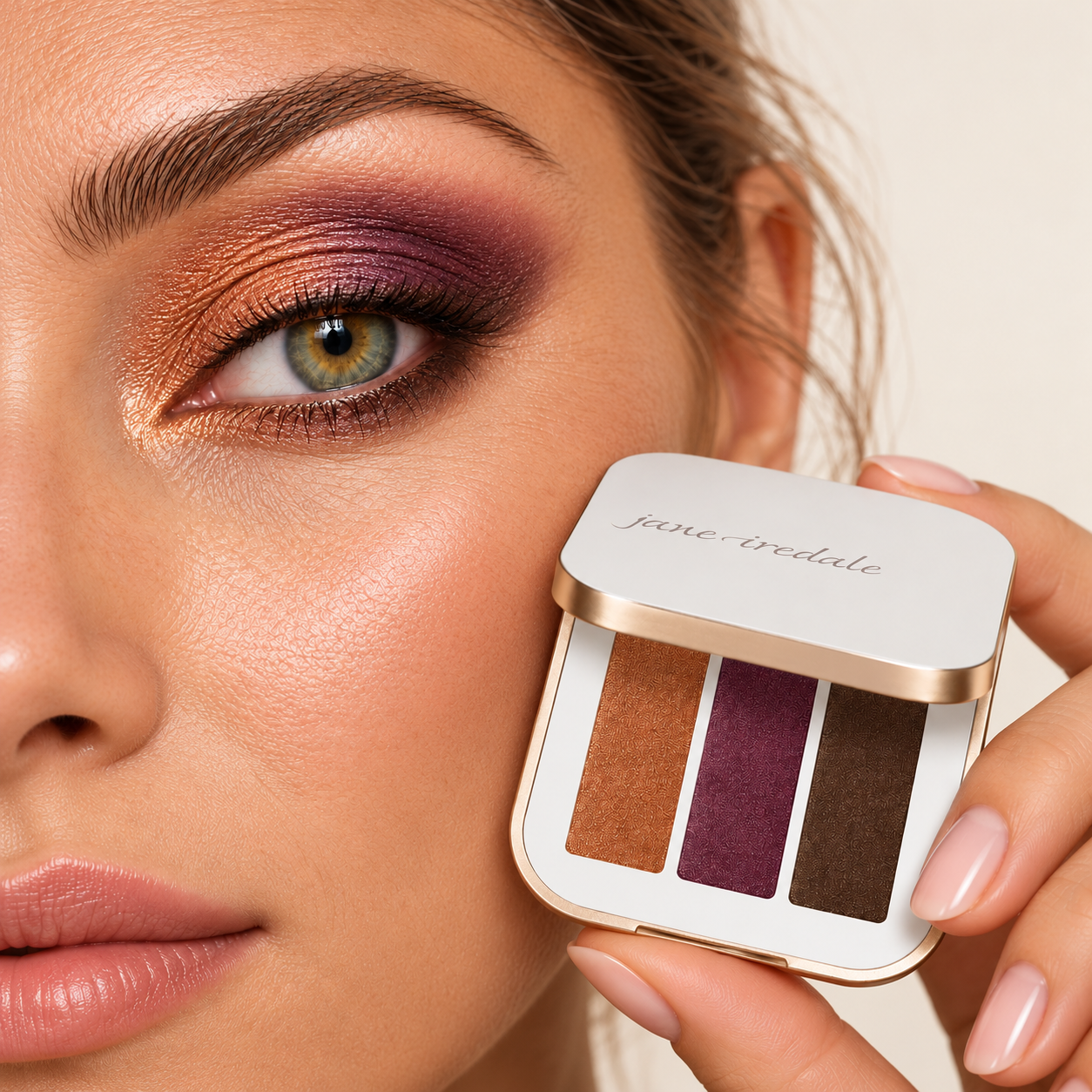 Portrait beauté avec palette cuivre-prune